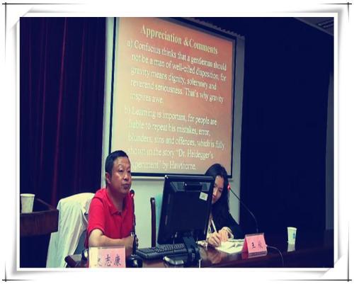 图3:史老师认真听取听众的提问 图3:史老师认真听取听众的提问