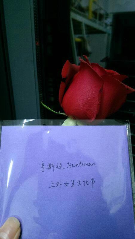 女生部为女生们精心准备的玫瑰和卡片