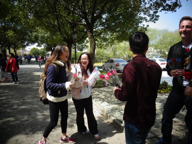 活动现场氛围活跃，姑娘们收到惊喜后笑逐颜开