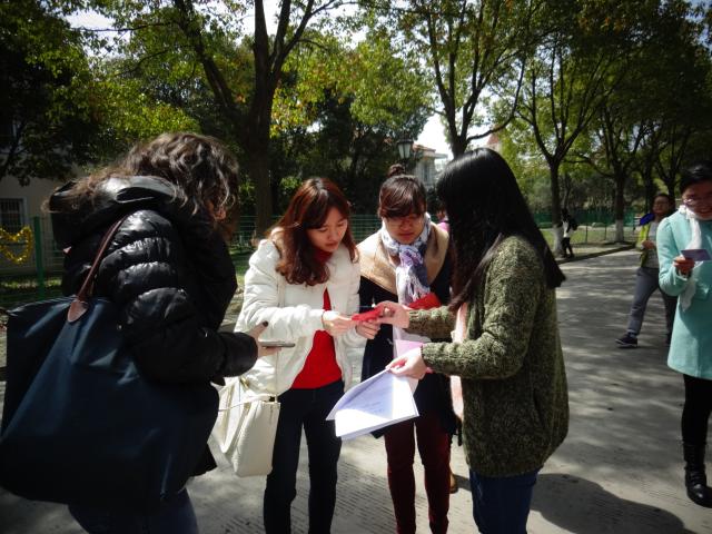 同学们认真地阅读着爱心卡片上的暖心字句