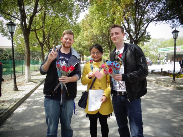 留学生也热心地加入志愿者行列，为女生们送来浪漫的惊喜