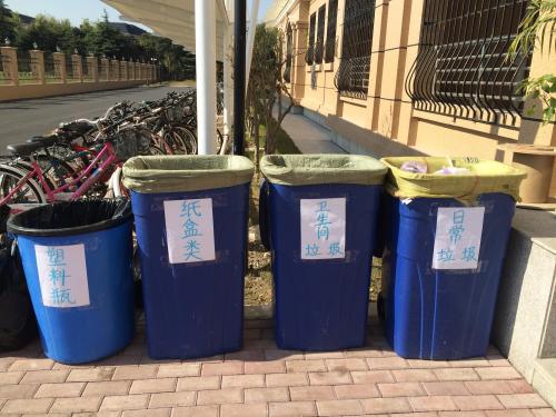 3号楼下分类垃圾桶