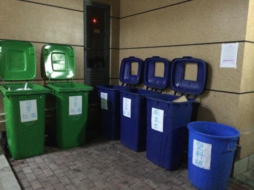 2号楼下分类垃圾桶