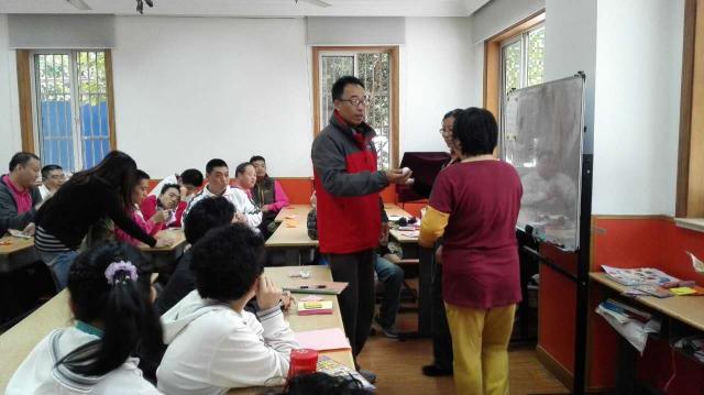 志愿者老师教学员玩乒乓球，(亲自示范教大家） 