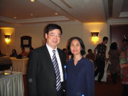 梅德明与印尼外交部美欧司司长Kusumaastuti女士合影