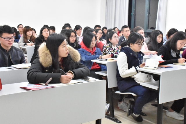 支委们认真参加培训