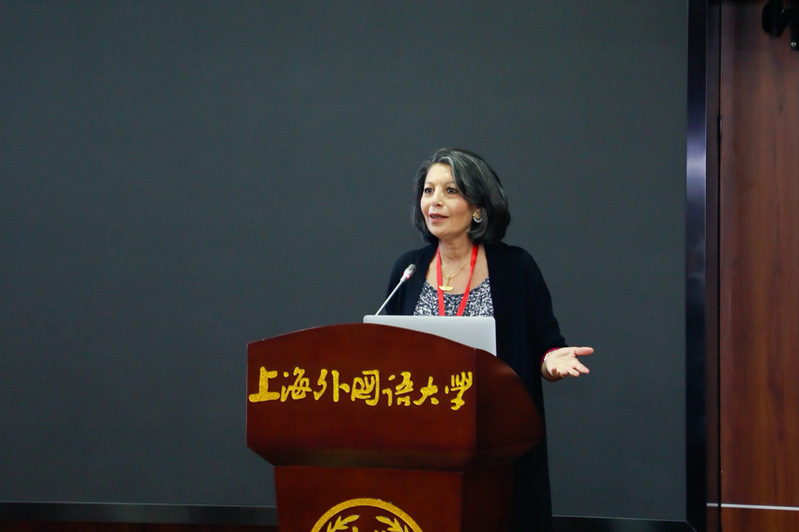 在主旨发言环节,英国曼彻斯特大学mona baker教授详细介绍了如何采用