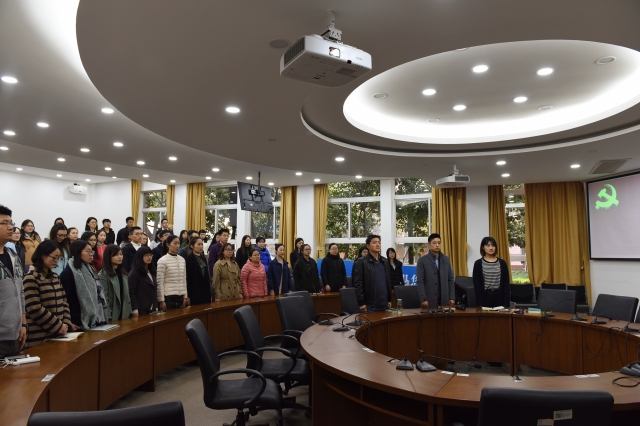 全体起立奏国际歌 全体起立奏国际歌