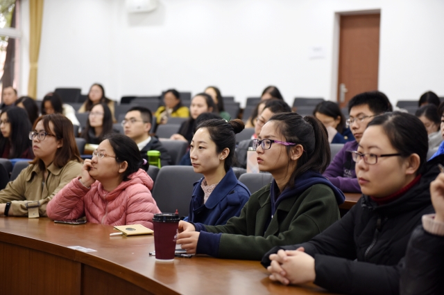 毕业生党员认真聆听离校前的“最后一堂”党课 毕业生党员认真聆听离校前的“最后一堂”党课